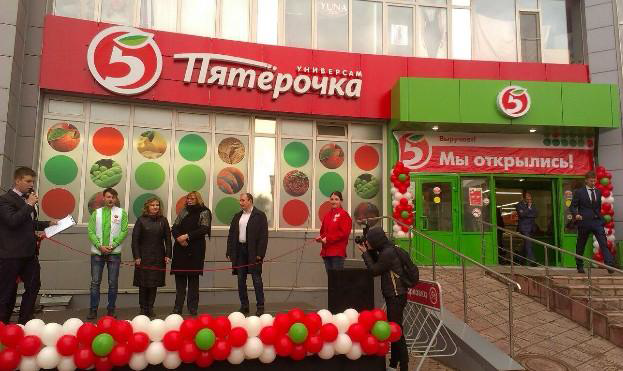 Пятерочка у дома. Первый магазин Пятерочка. Первая Пятерочка в России. Пятерочка 1999 года. Пятерка открывается