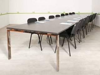 Как подобрать стол для офисных переговоров