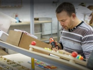Этапы производства деревянных игрушек: от макета до прилавка